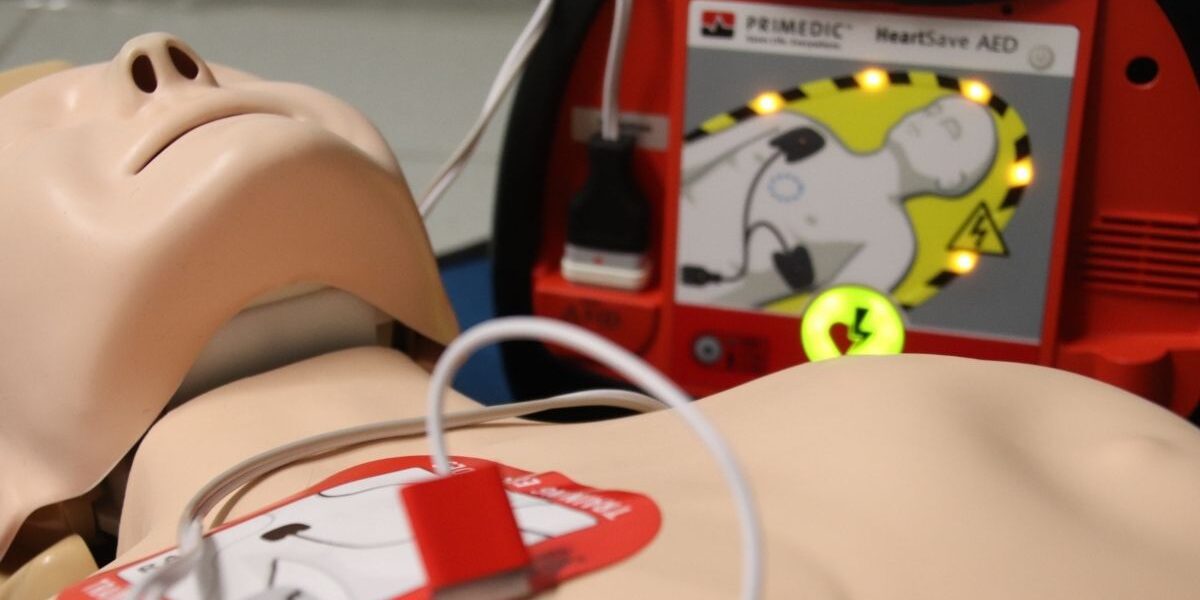 cómo funciona un desfibrilador automático