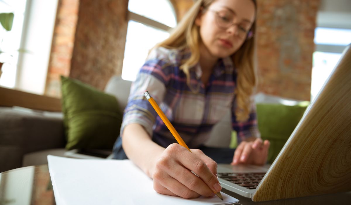 trabajar-estudiar-a-la-vez-blog organizar el tiempo y el descanso es clave para trabajar y estudiar a la vez