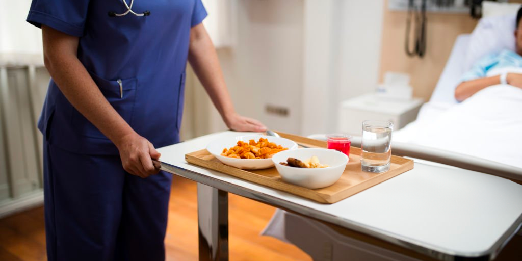 Explora la importancia de una nutrición hospitalaria eficaz y cómo impacta en la recuperación de pacientes en el blog de IFSES.